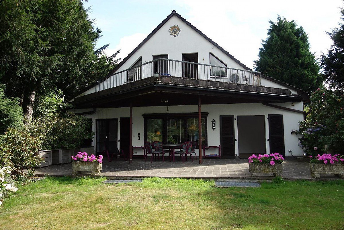 Foto Verkauf eines Zweifamilienhauses mit Zusatzgeb�ude und Anliegerwohnung