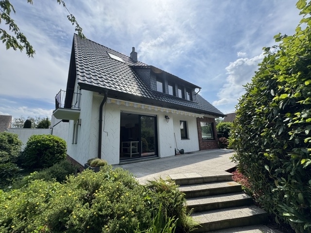 Hausansicht D�sseldorf Einfamilienhaus 1-2 Familienhaus mit tollem Grundst�ck in guter Lage